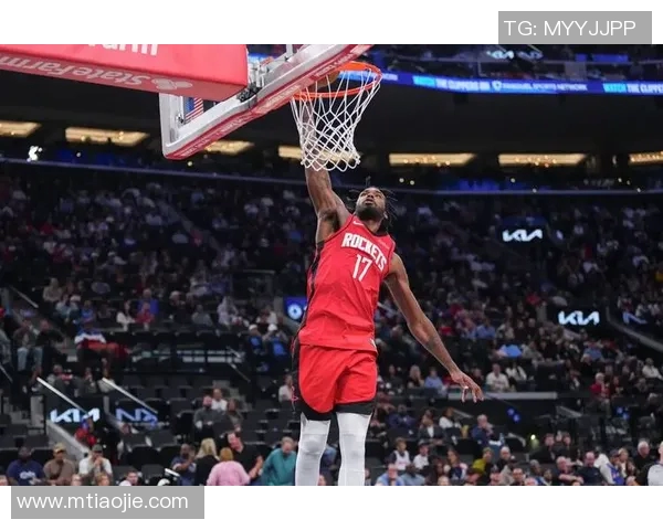 伊森持球强突 篮下起飞双手暴扣