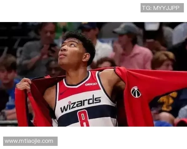 斯玛特：八村塁甩里夫斯头带庆祝绝杀 他把发带的汗甩我嘴里了