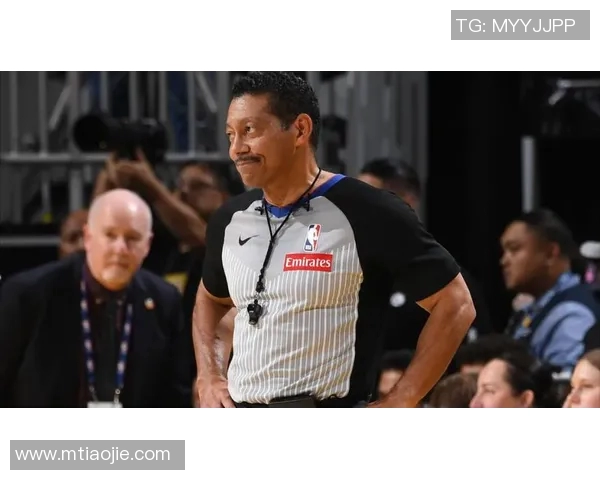 裁判受伤，NBA资深裁判比尔·肯尼迪比赛后腿筋受伤，无限期休战